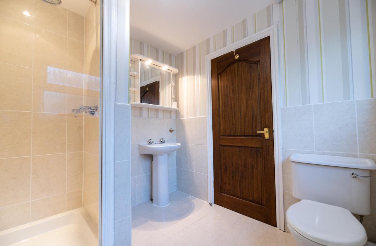Charnwood Guest House Бракнелл Екстер'єр фото