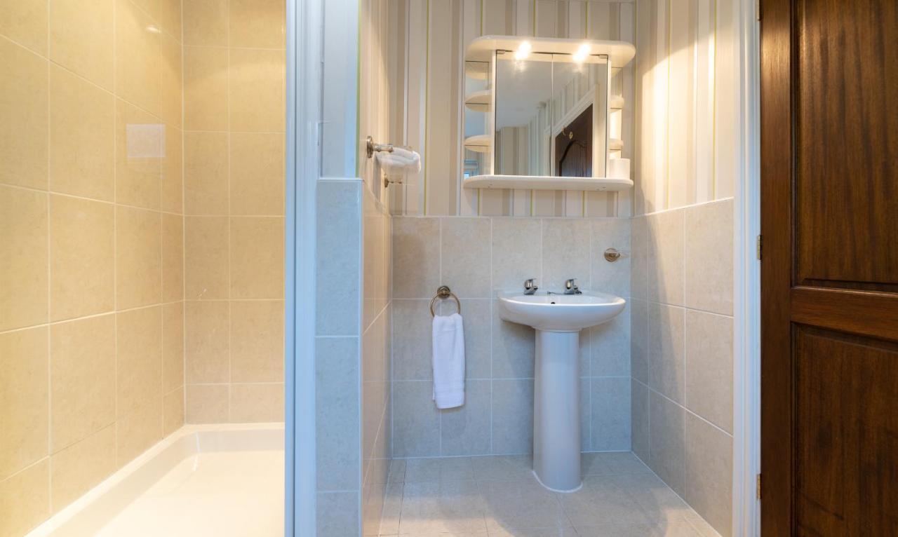 Charnwood Guest House Бракнелл Екстер'єр фото
